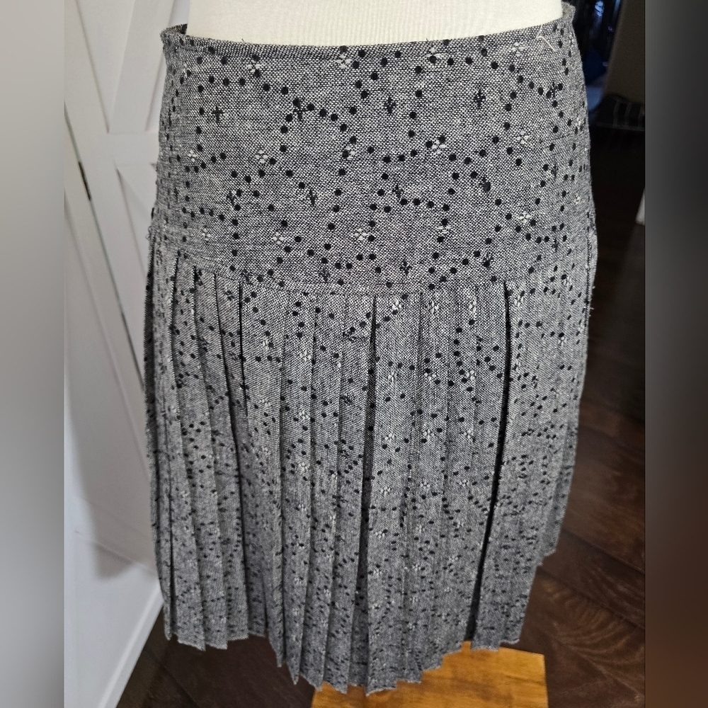Elegant Gray Pleated Skirt with Black Lace Detail Band and Velvet Trim Tie - Picture 6 of 13